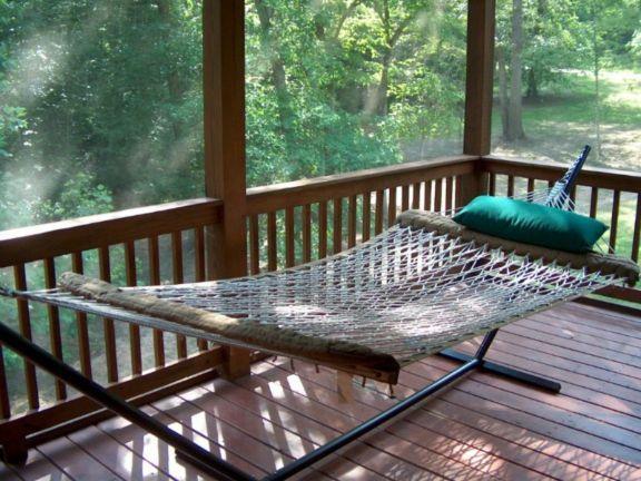 Install⁤ a hammock for the ultimate relaxation spot on your screened porch