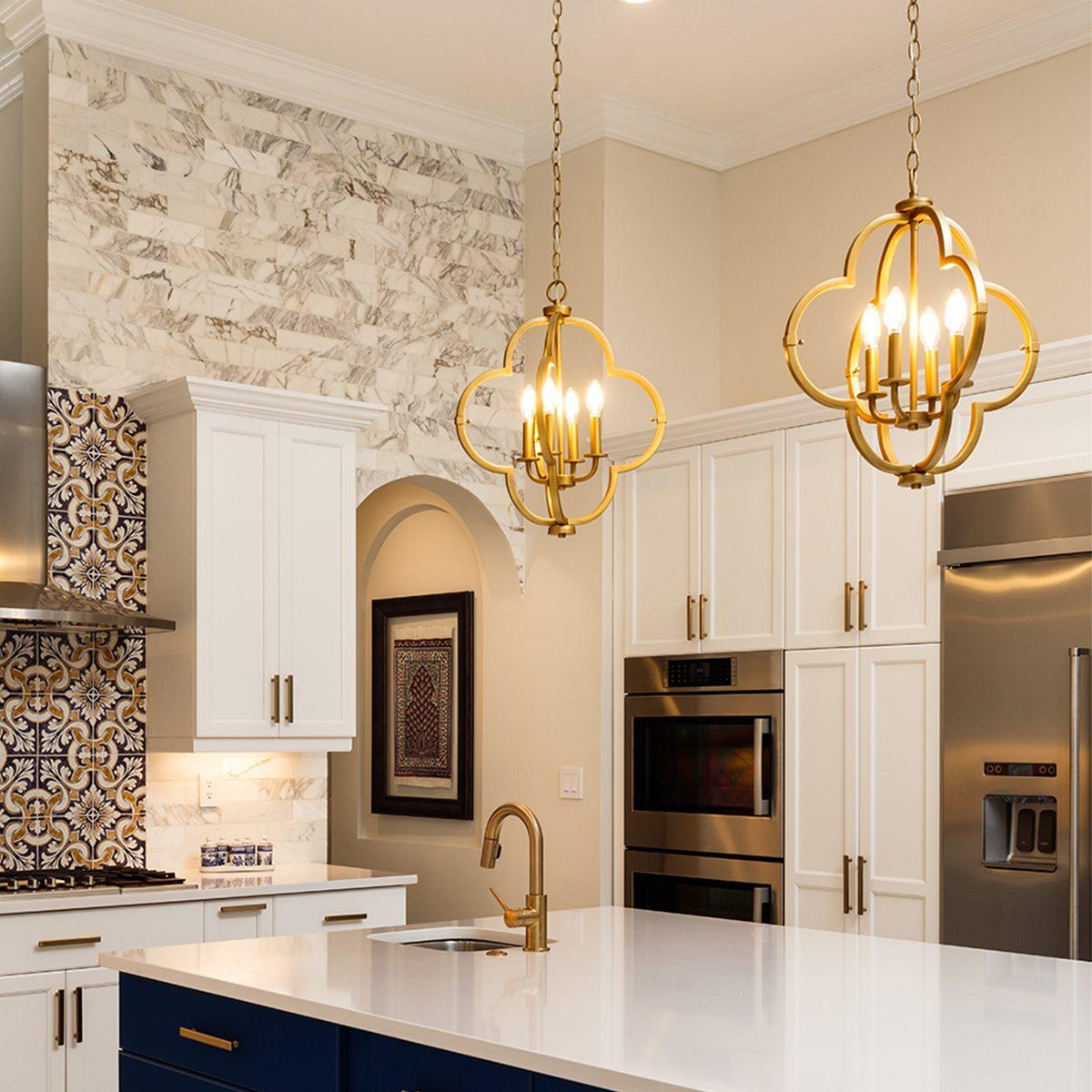 Bold lighting: Install dramatic ⁤fixtures to brighten⁤ and accentuate your kitchen space