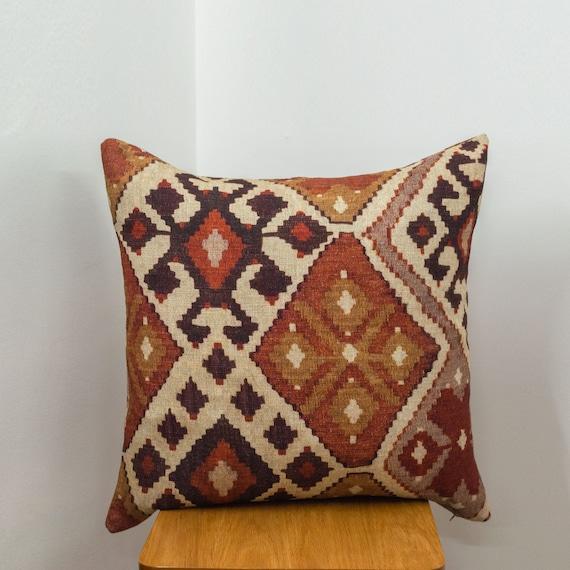 Mix and match cushions with earthy patterns for added comfort in ‌your living room