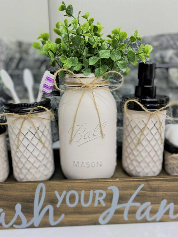 Mason jar⁤ storage solutions for practical‍ and decorative elements in farmhouse bathrooms