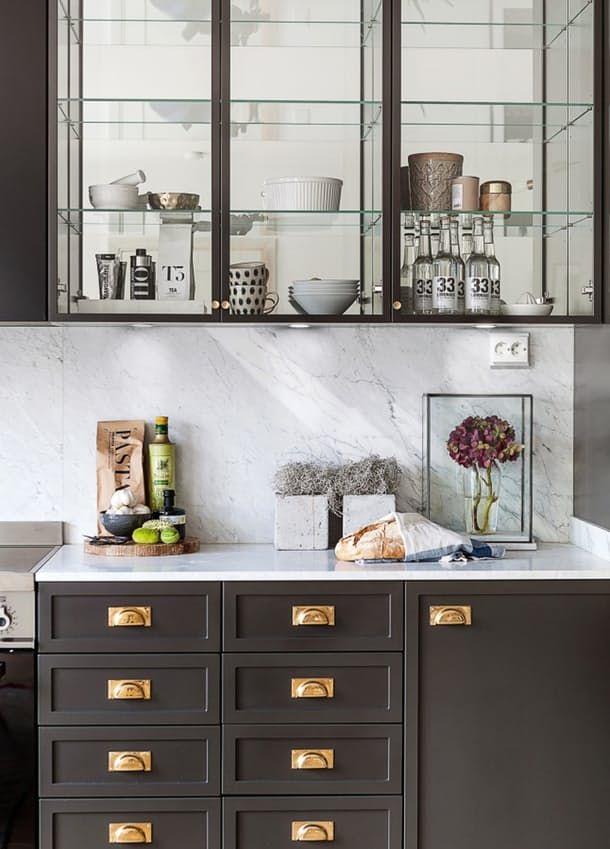 Incorporate⁤ glass-front cabinets to⁤ display beautiful glassware in ​your ⁣burgundy kitchen