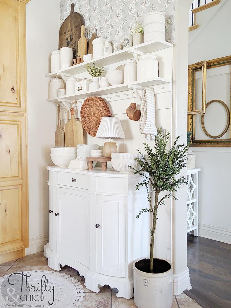 Customized storage solutions that make your farmhouse kitchen both stylish and practical