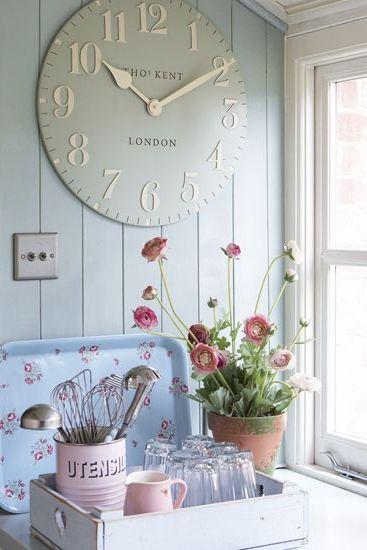 Use an ‌oversized ‌clock as a focal point ⁤to‌ enhance your ⁤Eat-In Kitchens‌ charm