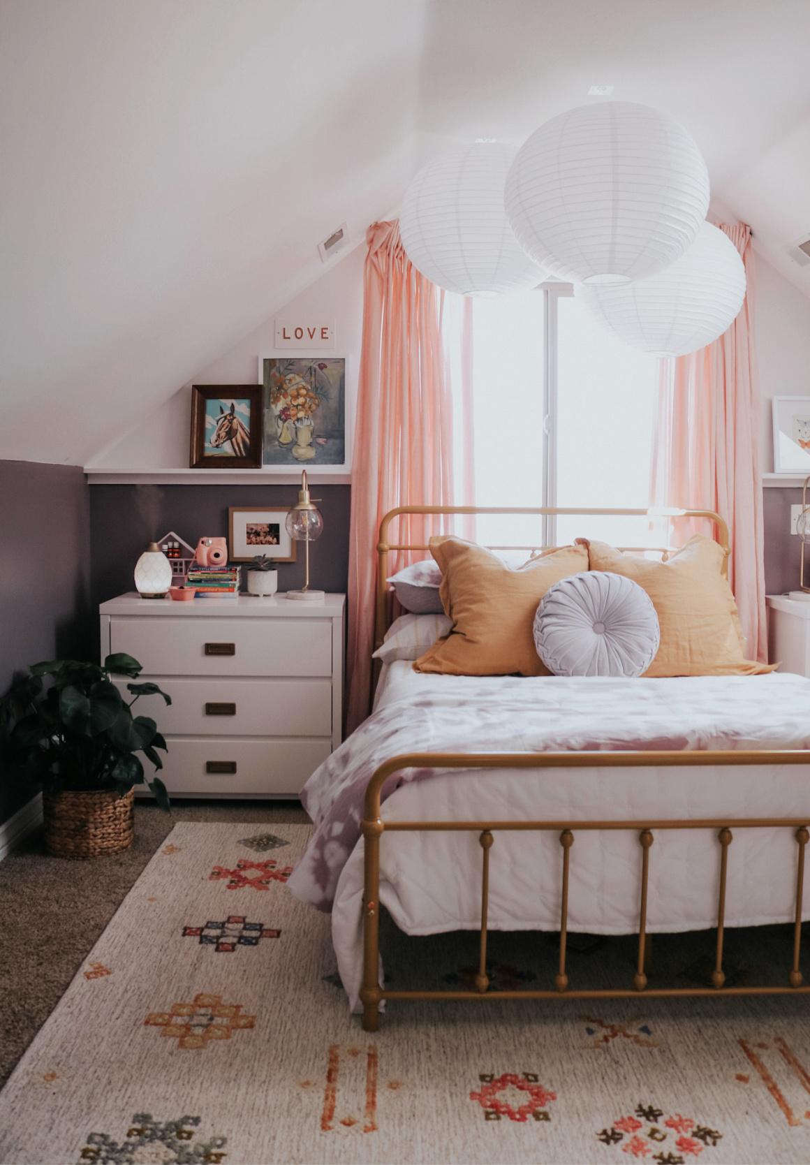 A chic nightstand with storage is essential in a teen‍ girl bedroom