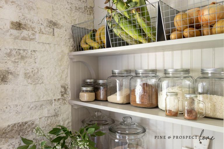 Use clear containers for ingredients ​to add ‌a decorative touch in your ​galley kitchen