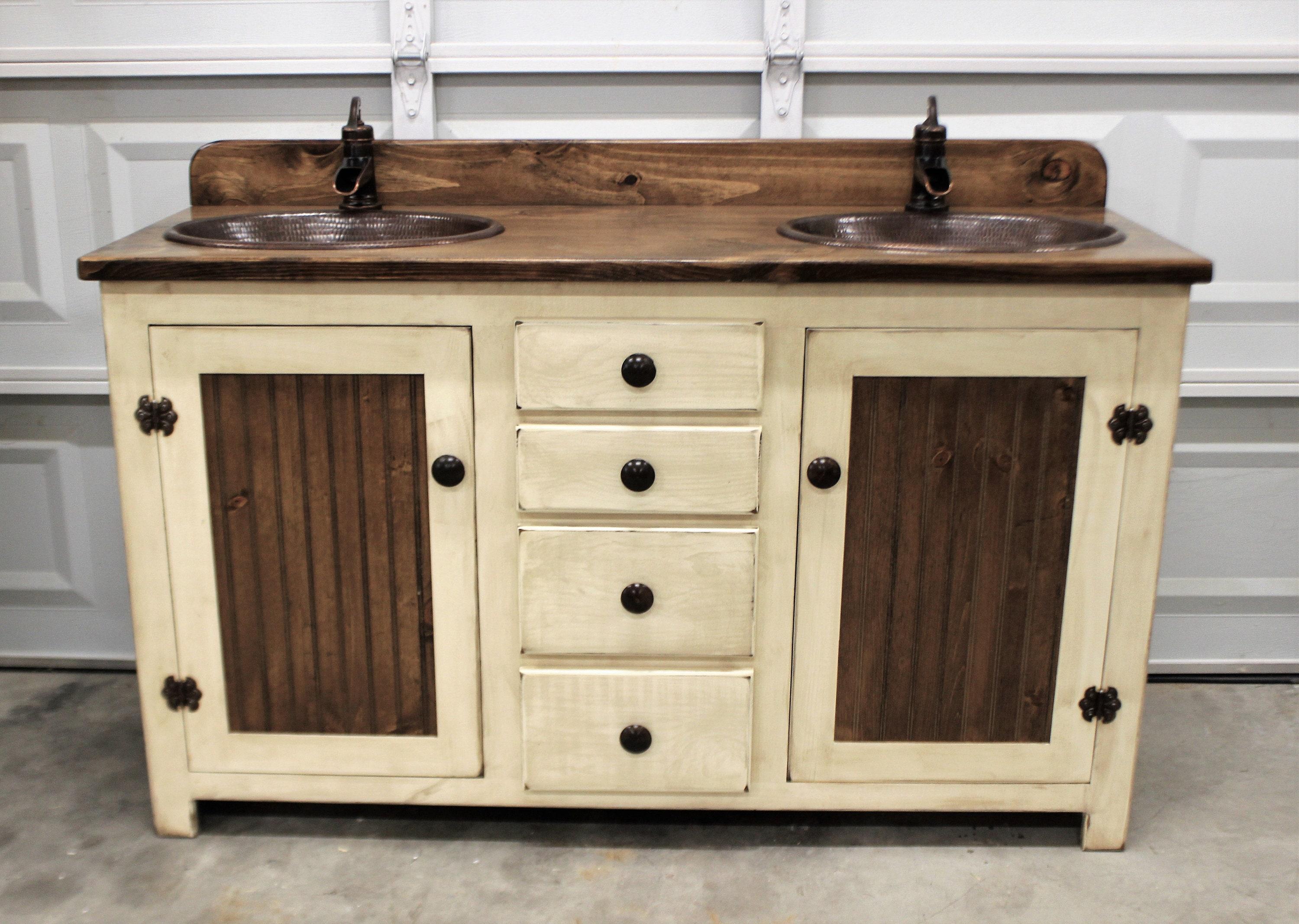 A double sink vanity maximizes space‍ in farmhouse ​bathrooms