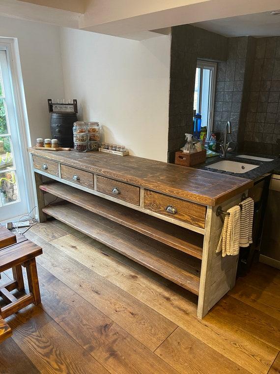 A spacious farmhouse kitchen island ⁤serves as the ‍heart⁢ of your cooking space