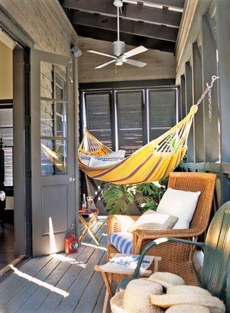 A hammock or swing⁤ chair for a cozy⁢ retreat in your screened porch