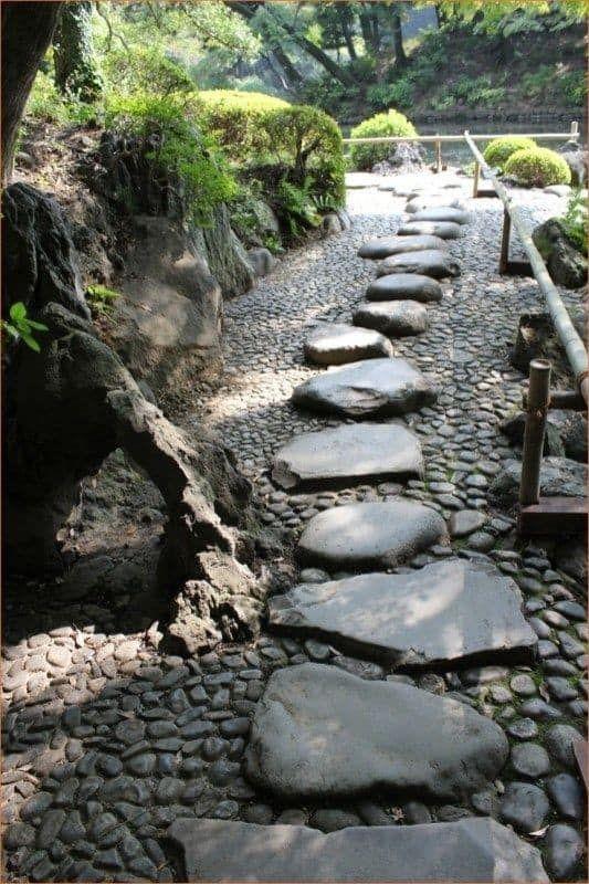 Incorporate a stone pathway to guide visitors through your tranquil⁤ Zen Garden