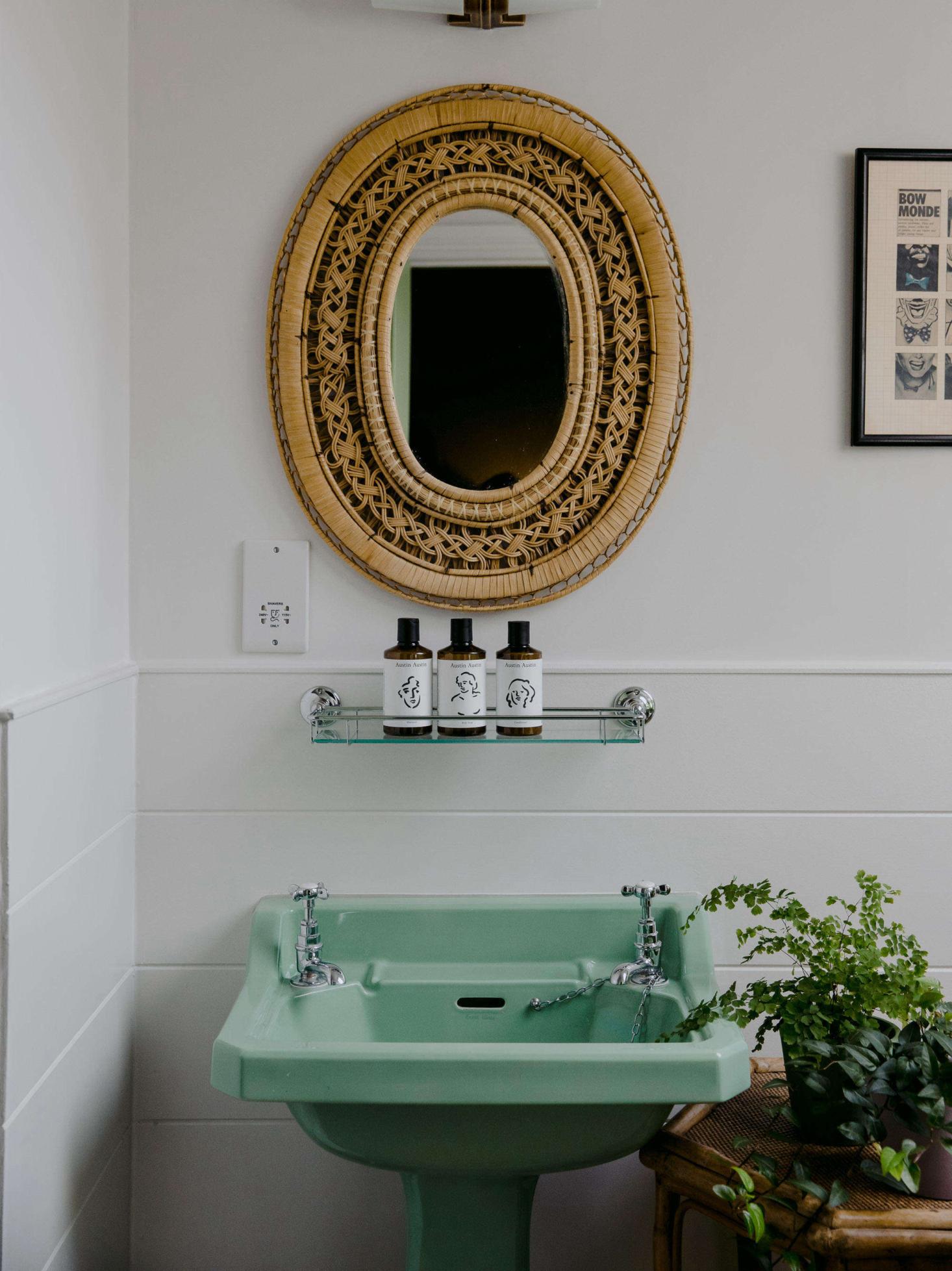 Vintage ‌fixtures add ‍character‌ and ⁣charm to modern bathrooms