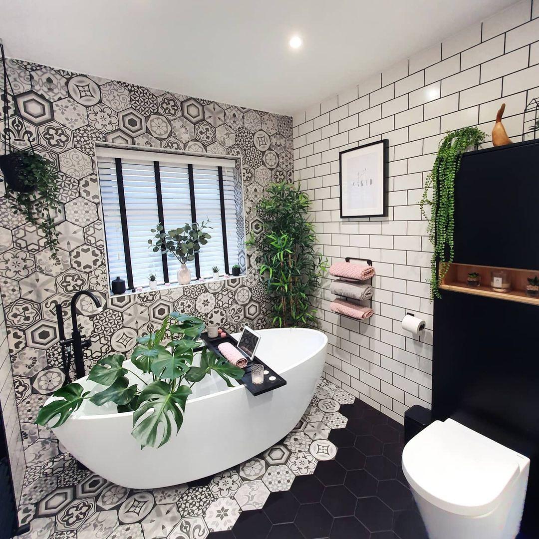 Mismatched tiles‍ that⁢ create a‍ playful yet cohesive ‌look ‌in your⁣ eclectic bathroom