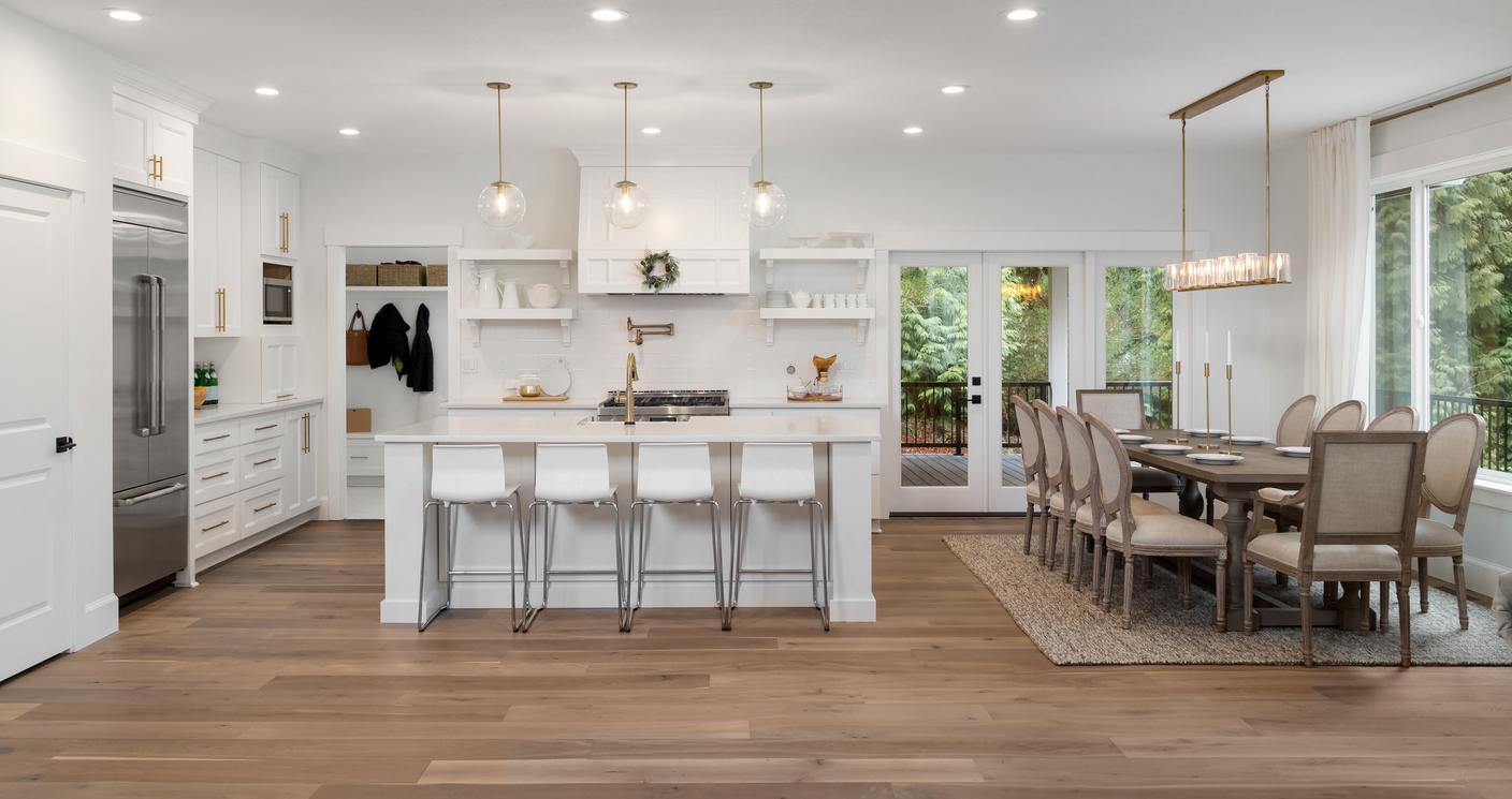 Use mirrored accents to⁣ create a sense of spaciousness in your Eat-In Kitchen