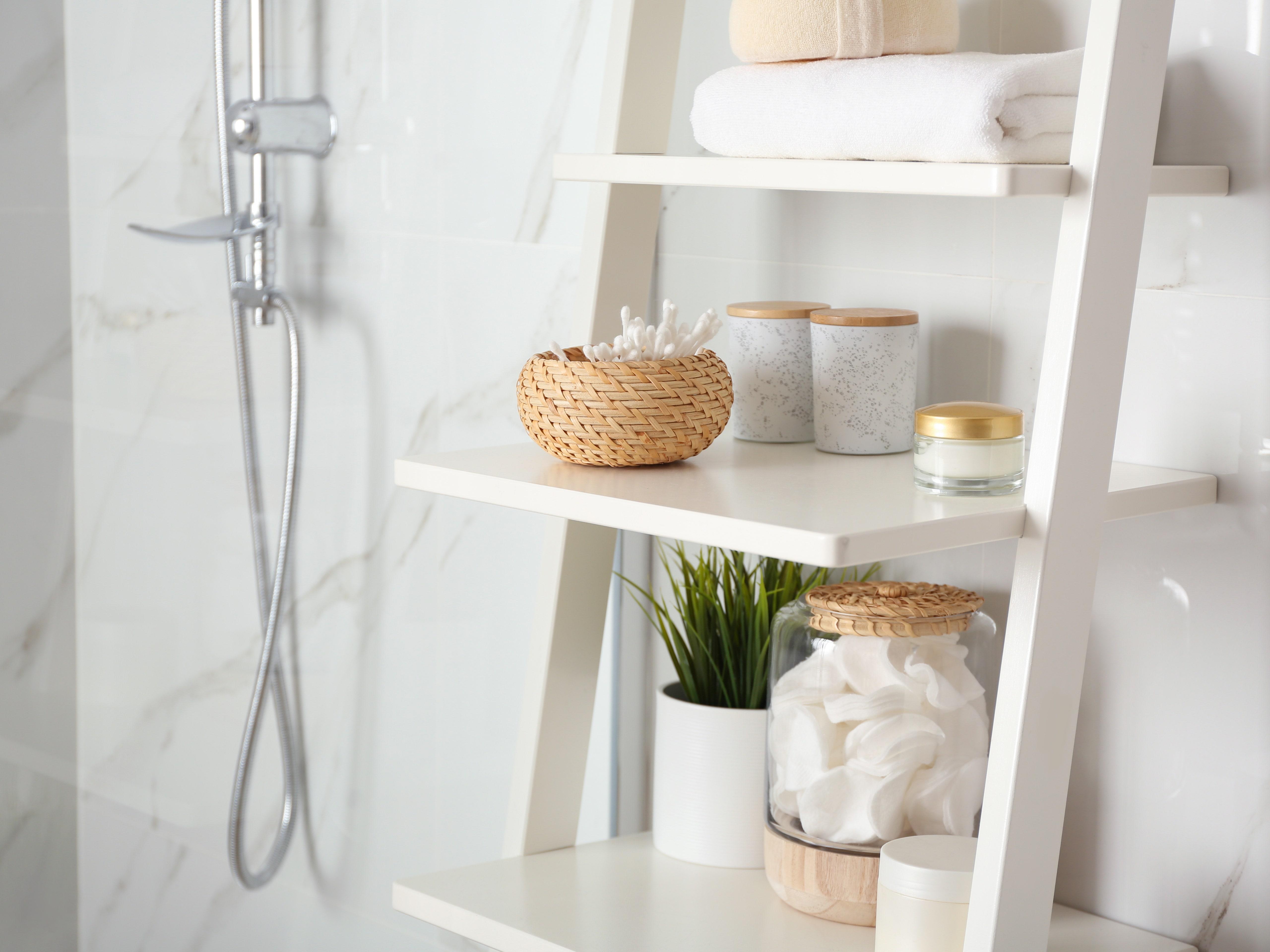 Optimize closet ​space ‌with adjustable shelving ‍in your small bathroom