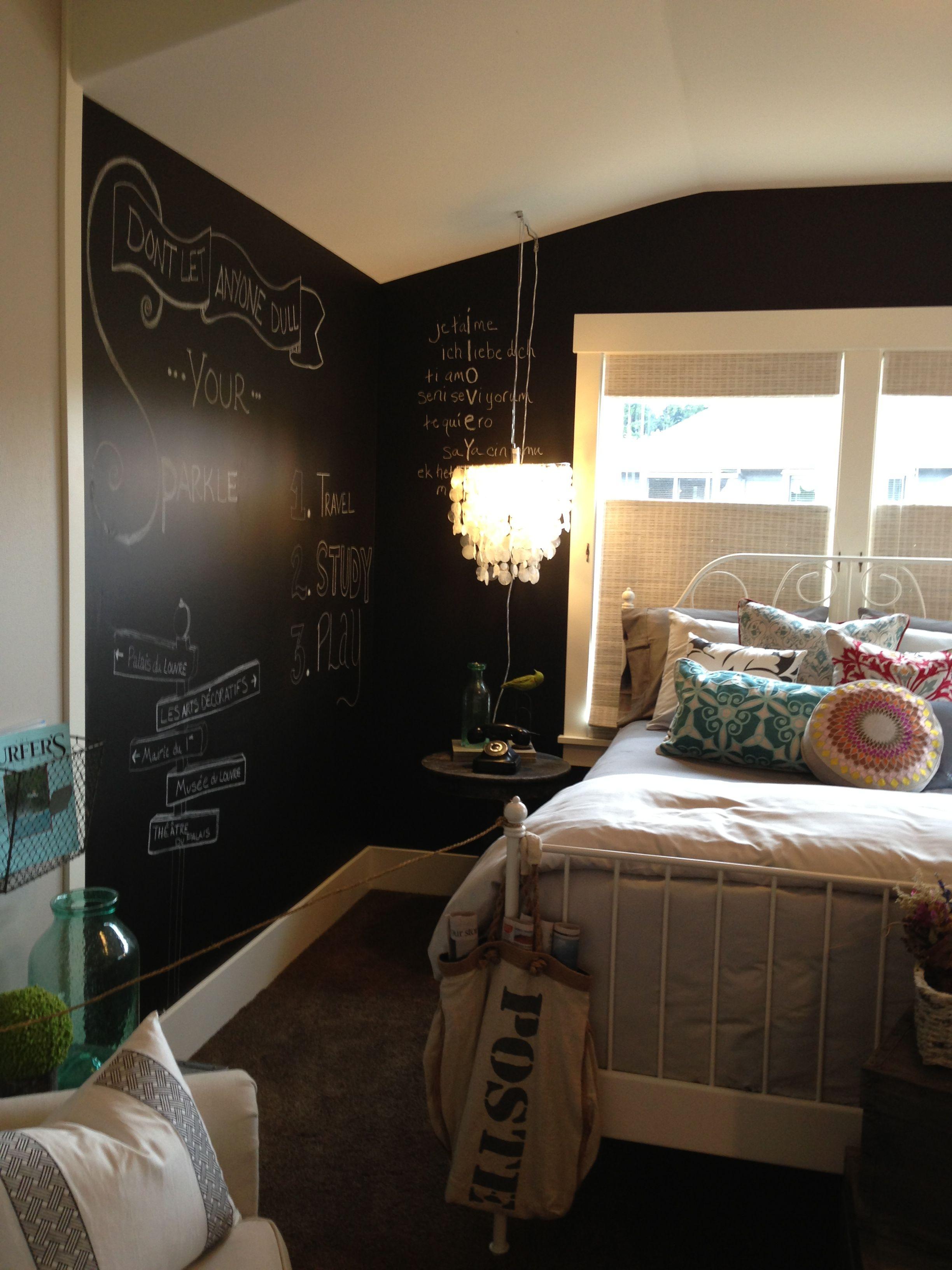 Install a ‍chalkboard wall ​for creativity and spontaneous expression in the teen bedroom