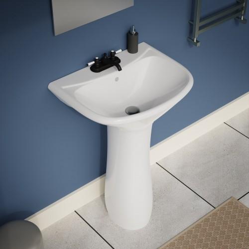 Opt for a pedestal sink to free up room in your‌ narrow bathroom