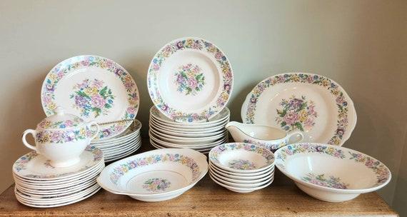 Functional yet pretty dishware enhances the practicality of your farmhouse kitchen