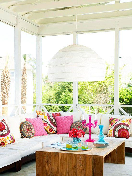 Use colorful⁤ cushions to‌ make⁤ your screened porch inviting and relaxing