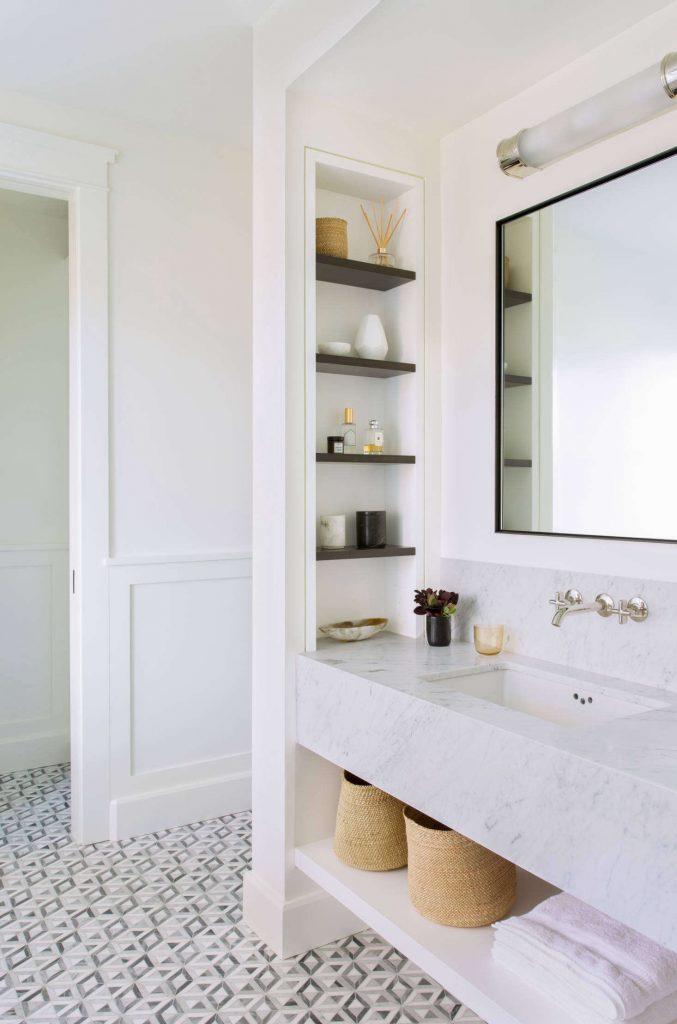 Organize a small⁣ bathroom ⁤nook with creative shelving solutions