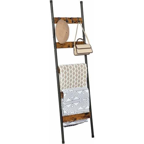 Decorative⁢ ladders serve as stylish towel racks in farmhouse⁤ bathrooms