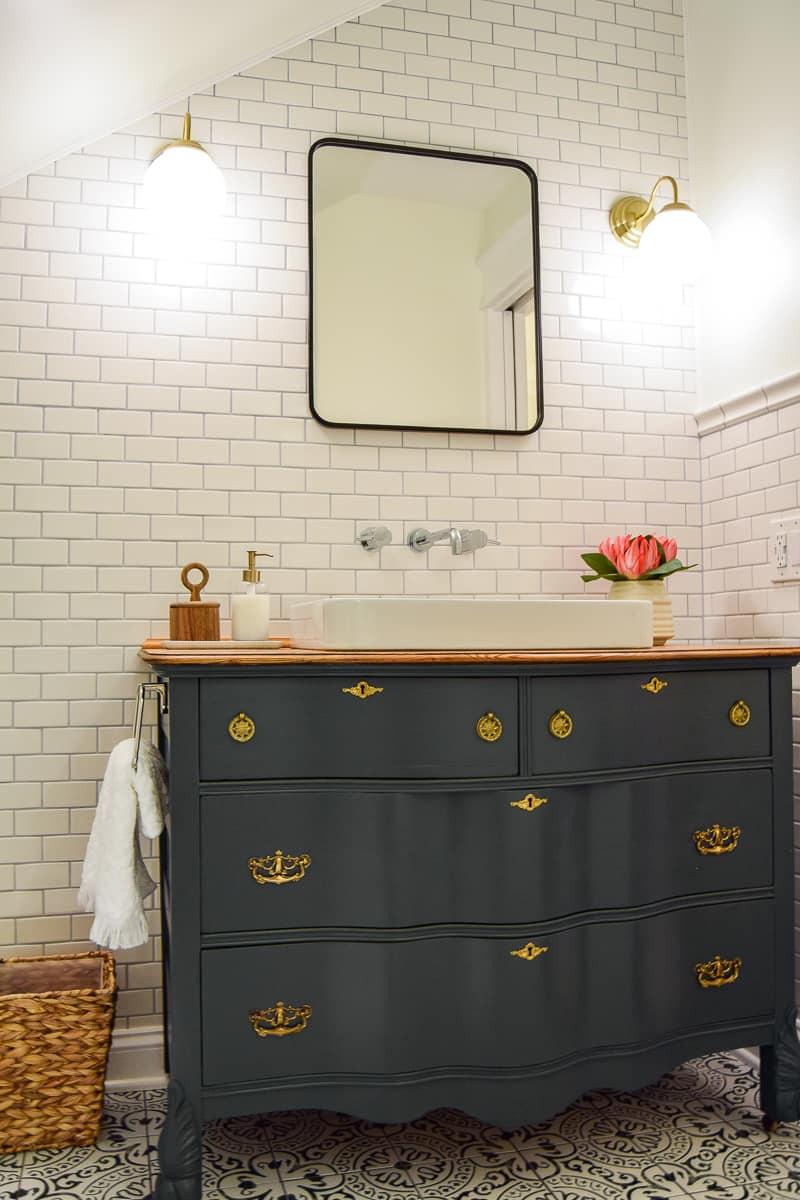 Combine vintage and modern ‌fixtures for an eclectic ‌bathroom⁤ charm