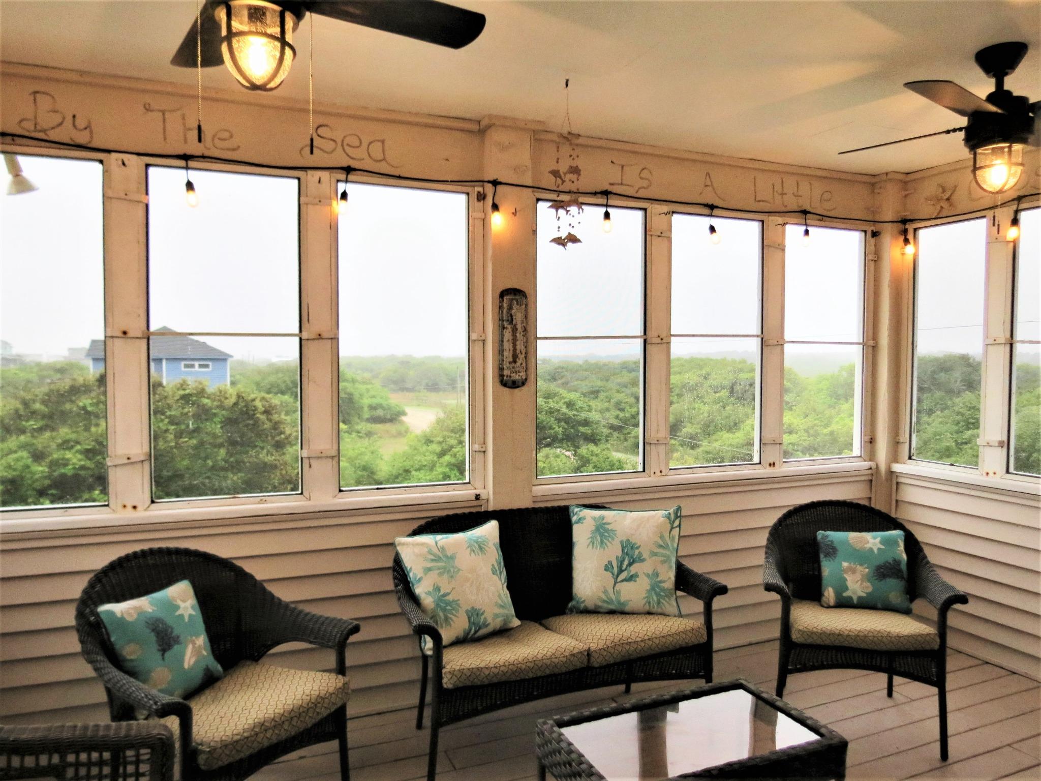 Install ‍ceiling fans ​to keep your screened ⁢porch cool during hot summer days