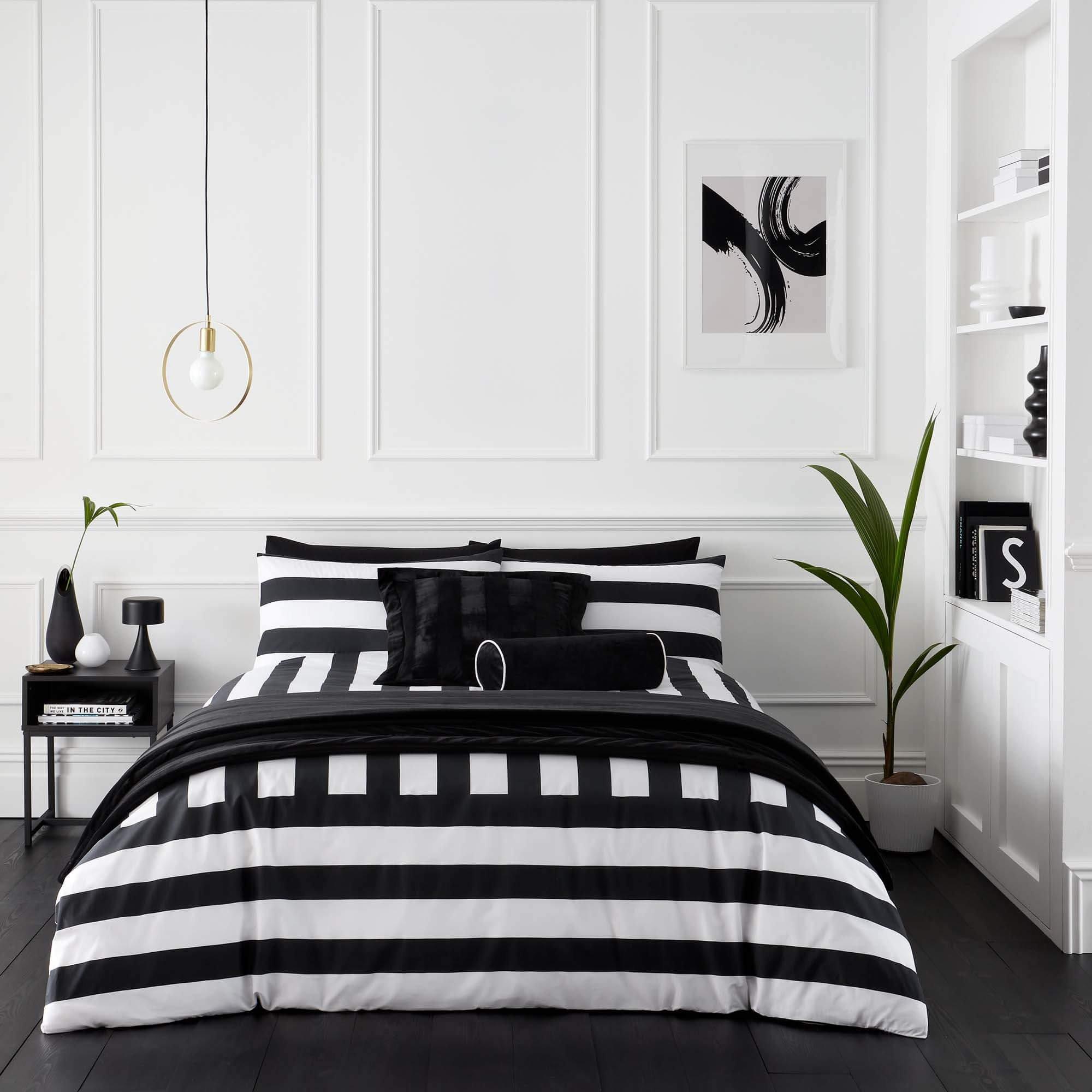 Monochrome Bedroom: Striking contrasts elevate your space with ⁢bold black and white