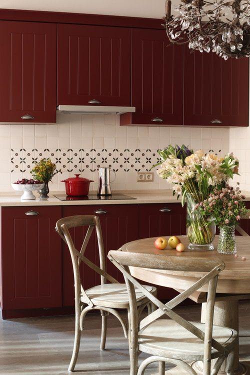 Add a statement dining table for gatherings⁣ in your⁢ burgundy kitchen