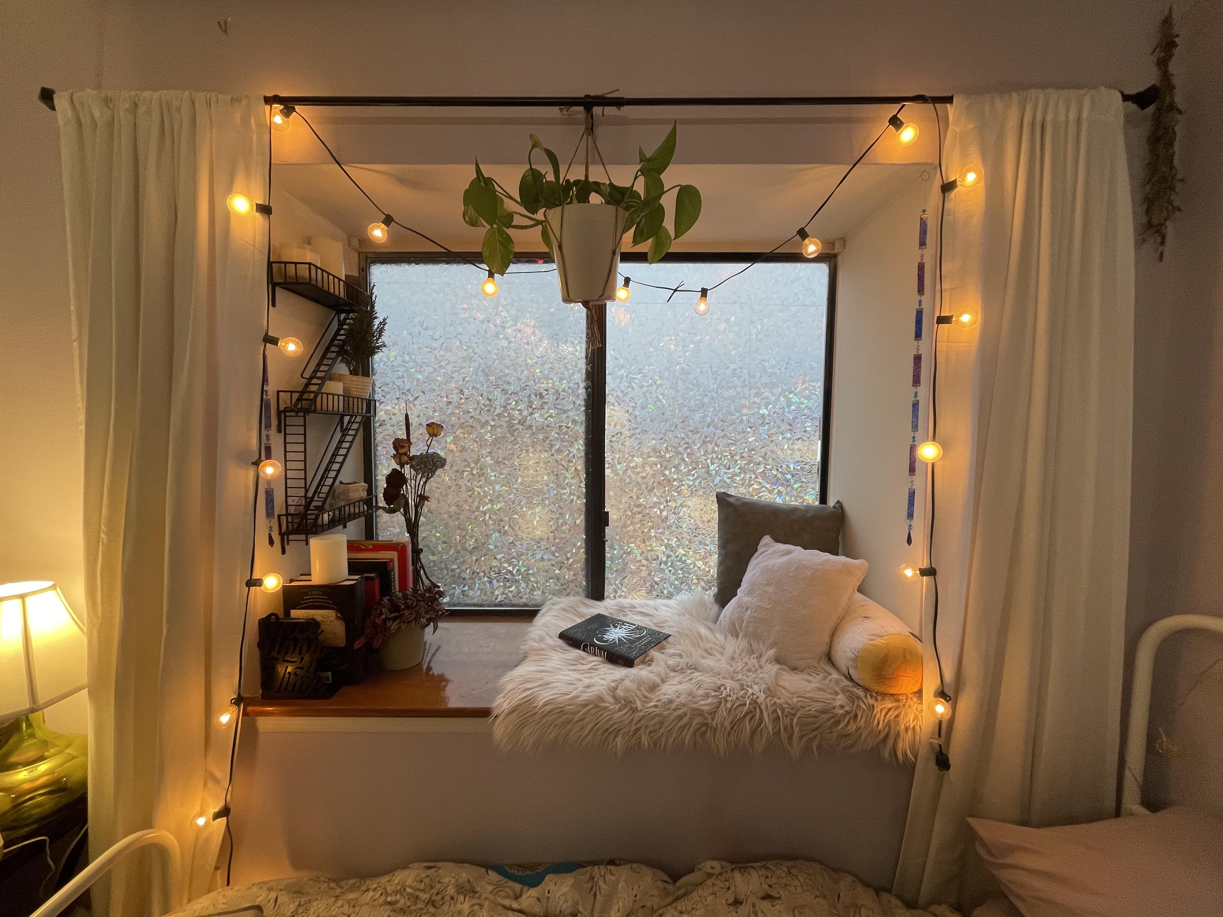 Add a comfy ⁣reading nook for leisure time ⁤in your teen girl bedroom