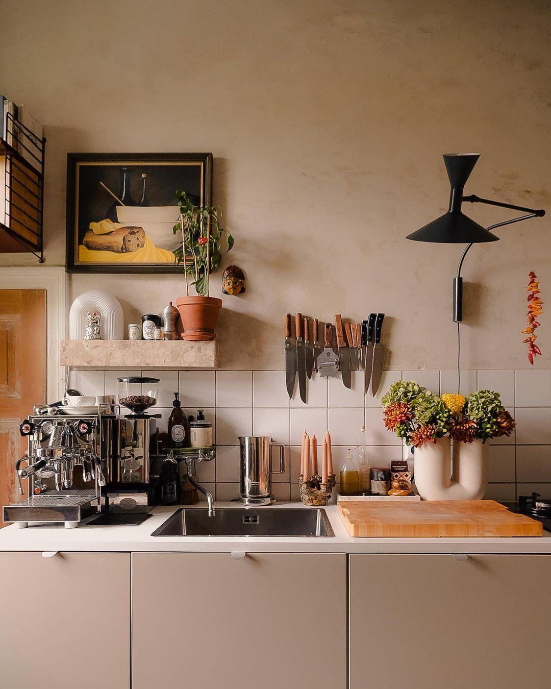 Set up ⁤a ⁢coffee​ station for a cozy touch in your Eat-In Kitchen