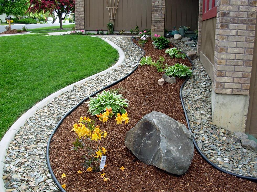 Use decorative mulch to⁤ enhance color⁣ and​ texture in your front yard landscaping⁣ beds