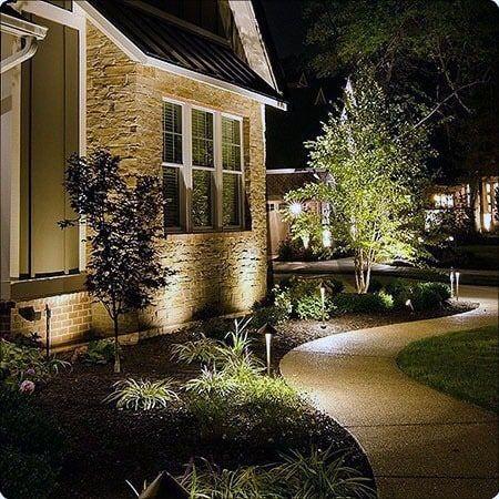 Use lighting to ⁢highlight ⁢features in your front yard ‍landscaping⁢ at‌ night