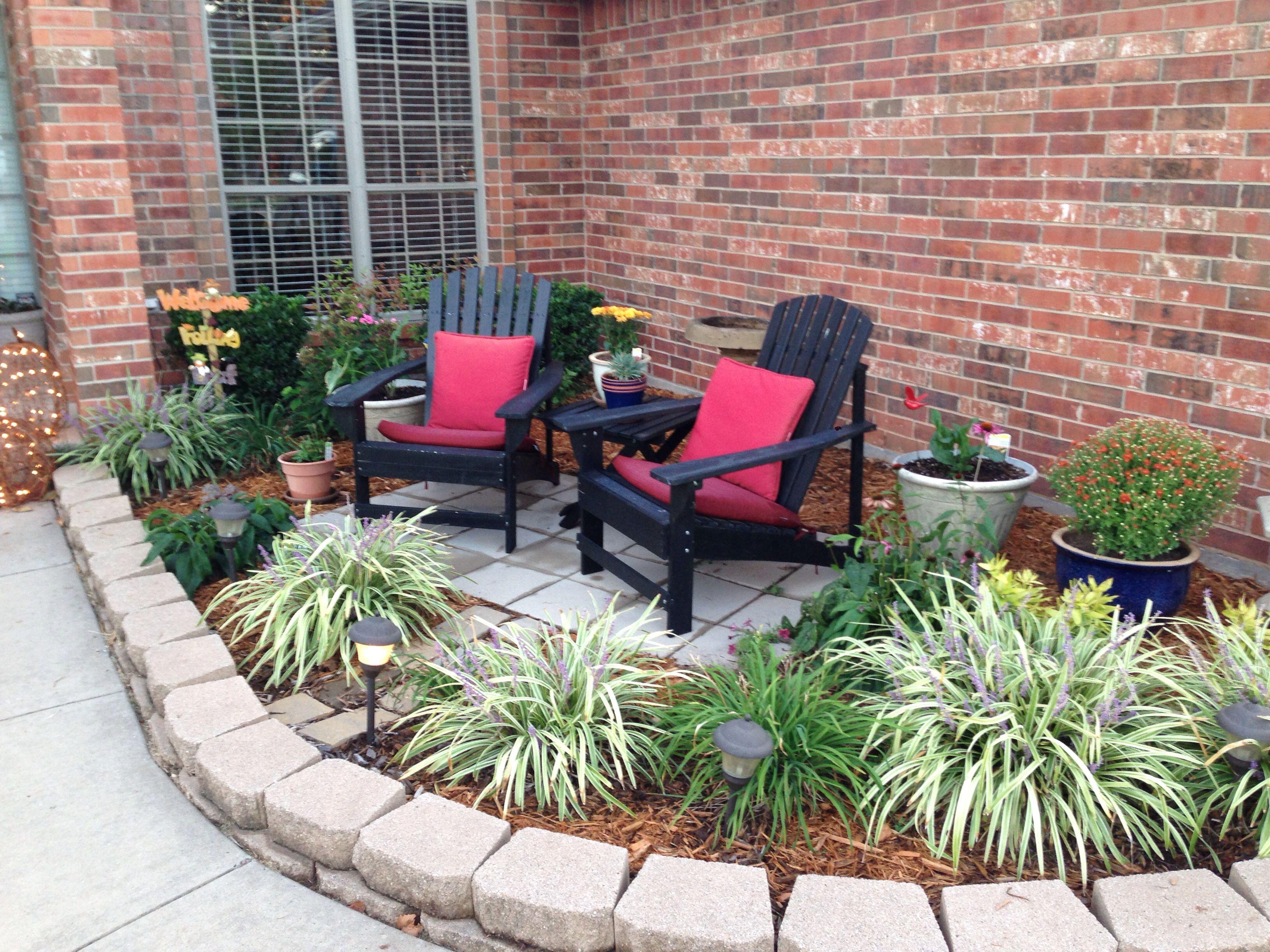 Design a cozy seating area for relaxation within your front yard ⁣landscaping