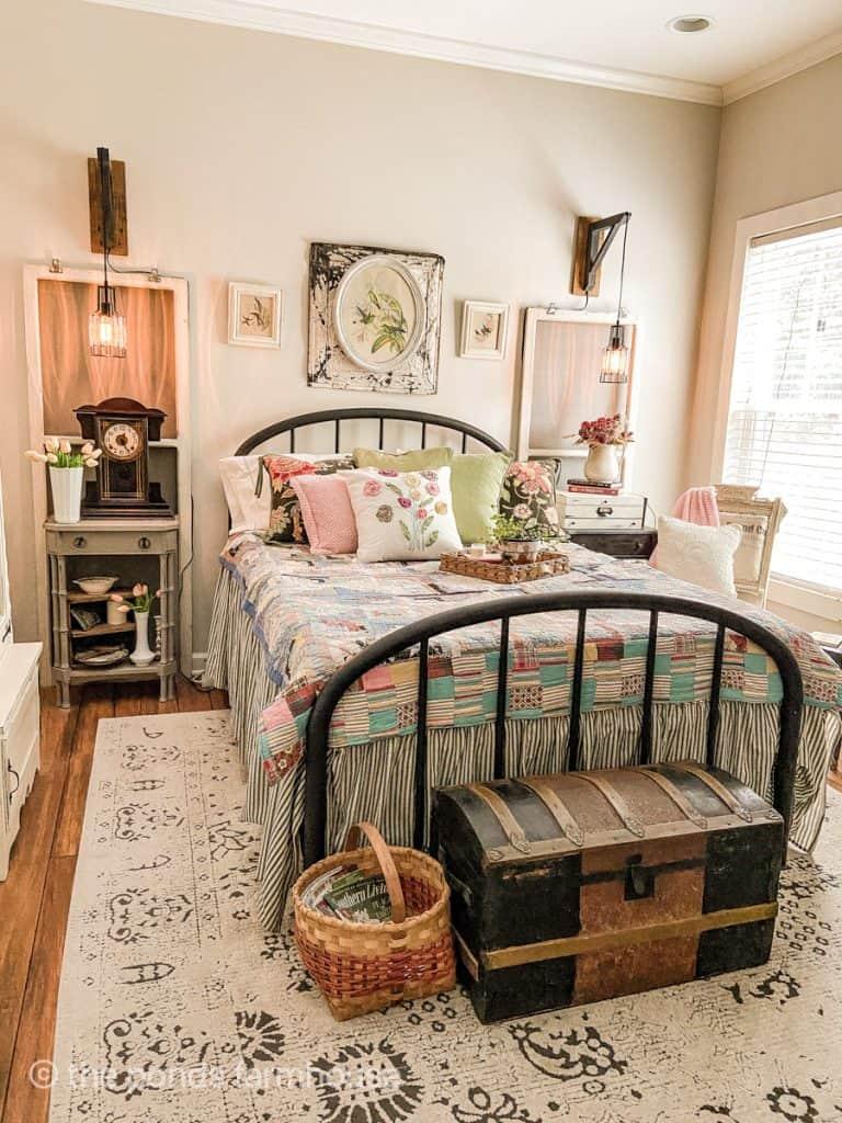 Farmhouse Chic⁤ Bedroom:‍ Combine vintage ⁢finds with modern comforts stylishly