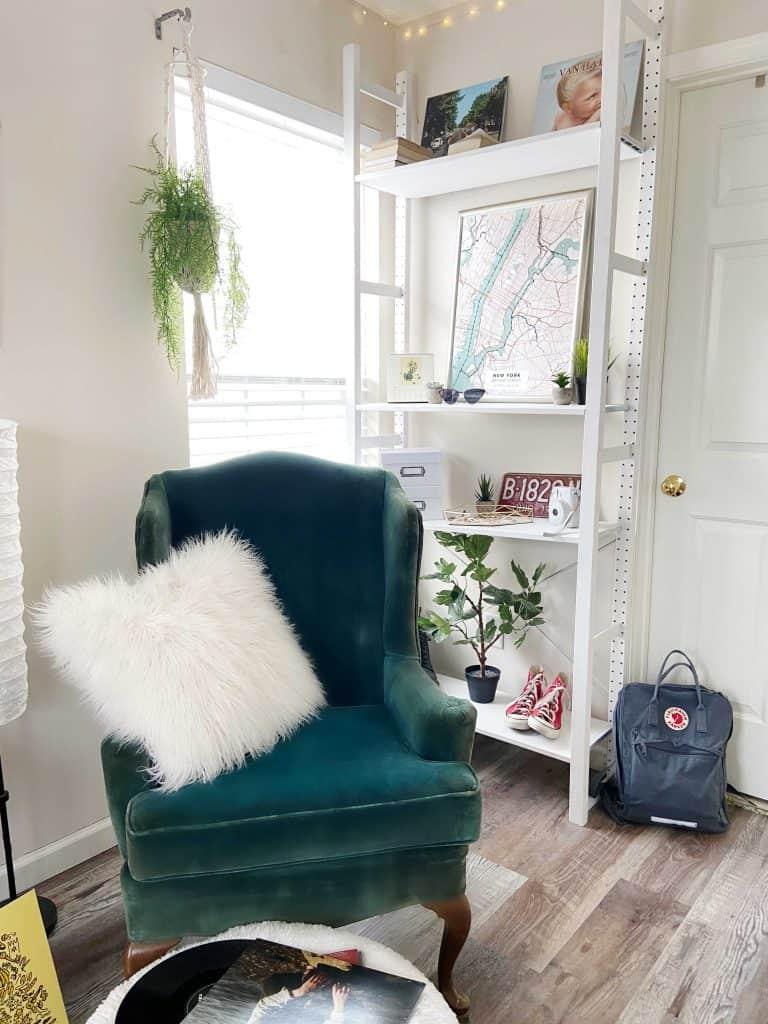 Create a cozy‍ reading corner with a⁣ bean bag in the⁣ teen bedroom