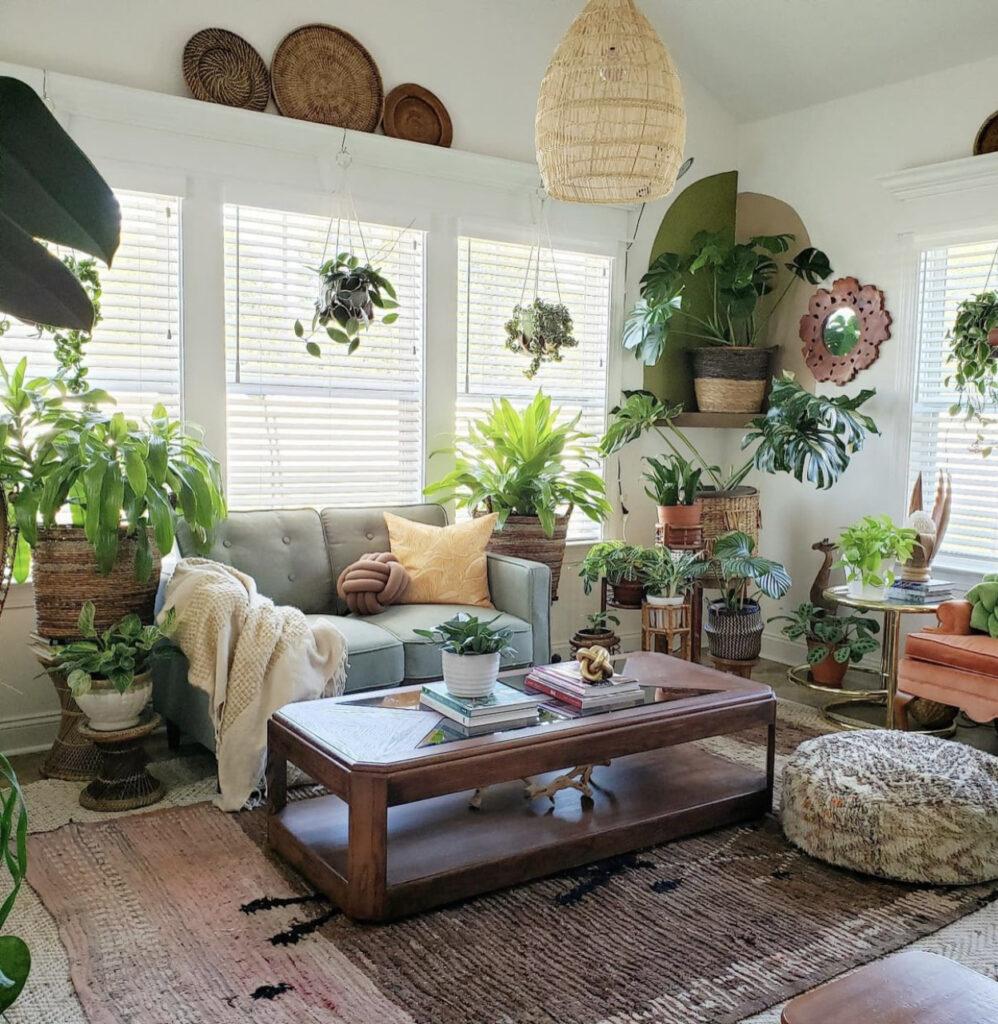 Incorporate plants to bring life and freshness into your eclectic living‌ room⁢ design