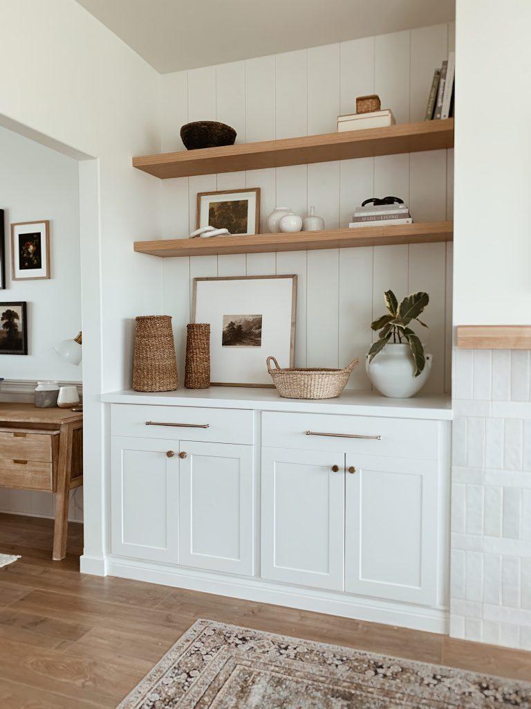 Open Shelving:‌ Showcase books and decor in an airy living room design