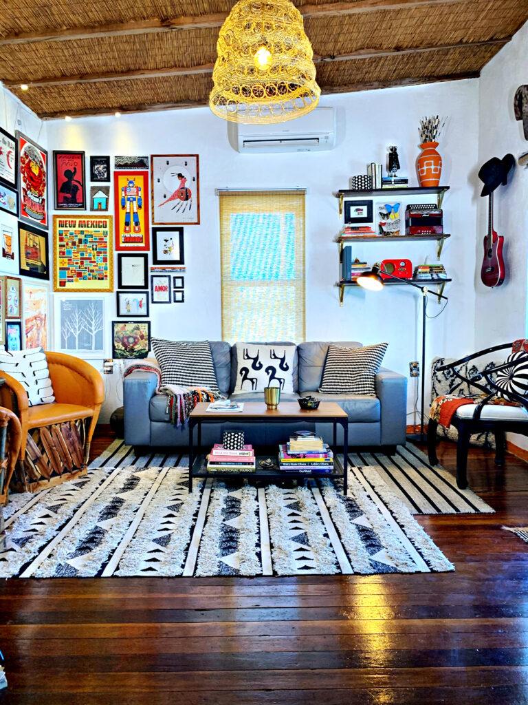 Display eclectic art ⁤pieces that reflect your personality in your Boho Living Room