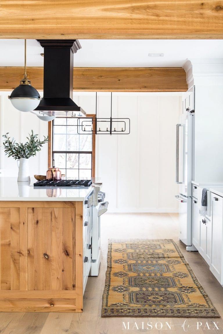 Reclaimed wood accents for warmth and a touch of history​ in ​your ⁣farmhouse kitchen