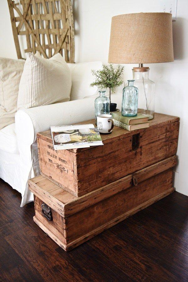 Add a vintage trunk for storage that also​ serves​ as a stylish centerpiece in an⁢ eclectic living room