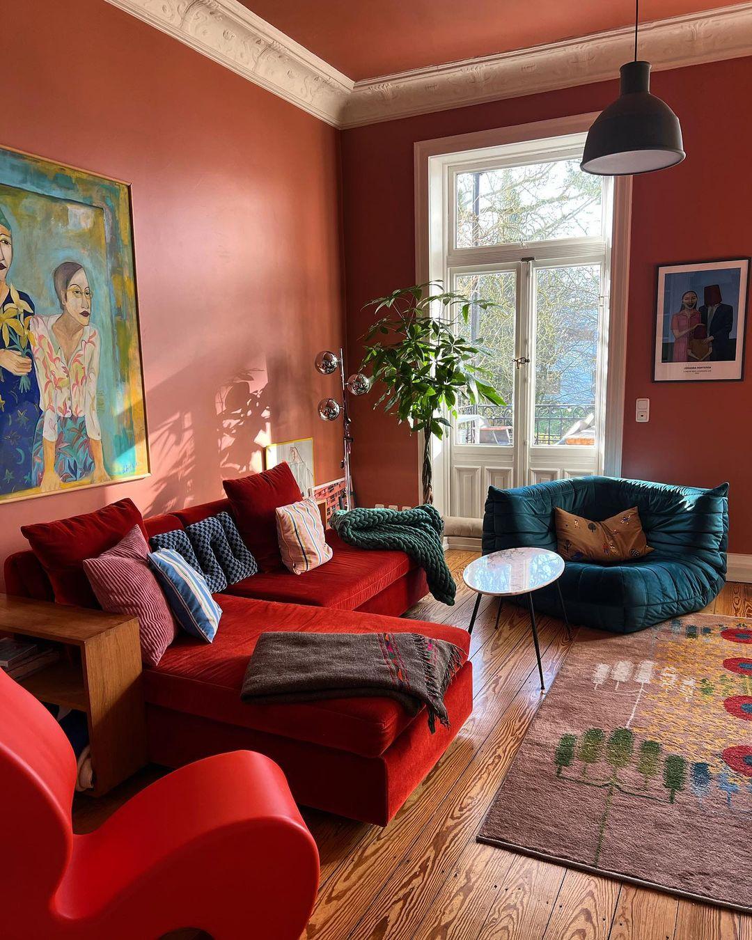 Use unexpected color combinations for drama⁤ in‍ your⁣ eclectic living room