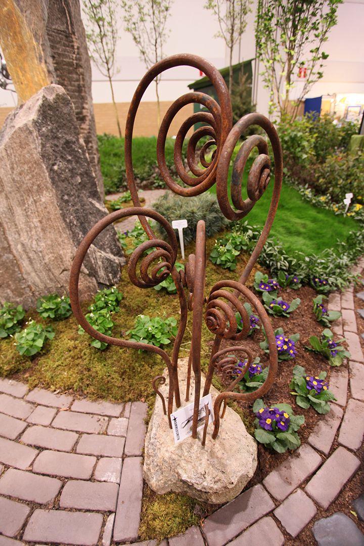 Add a whimsical touch with garden sculptures or artistic elements in⁣ front yard landscaping