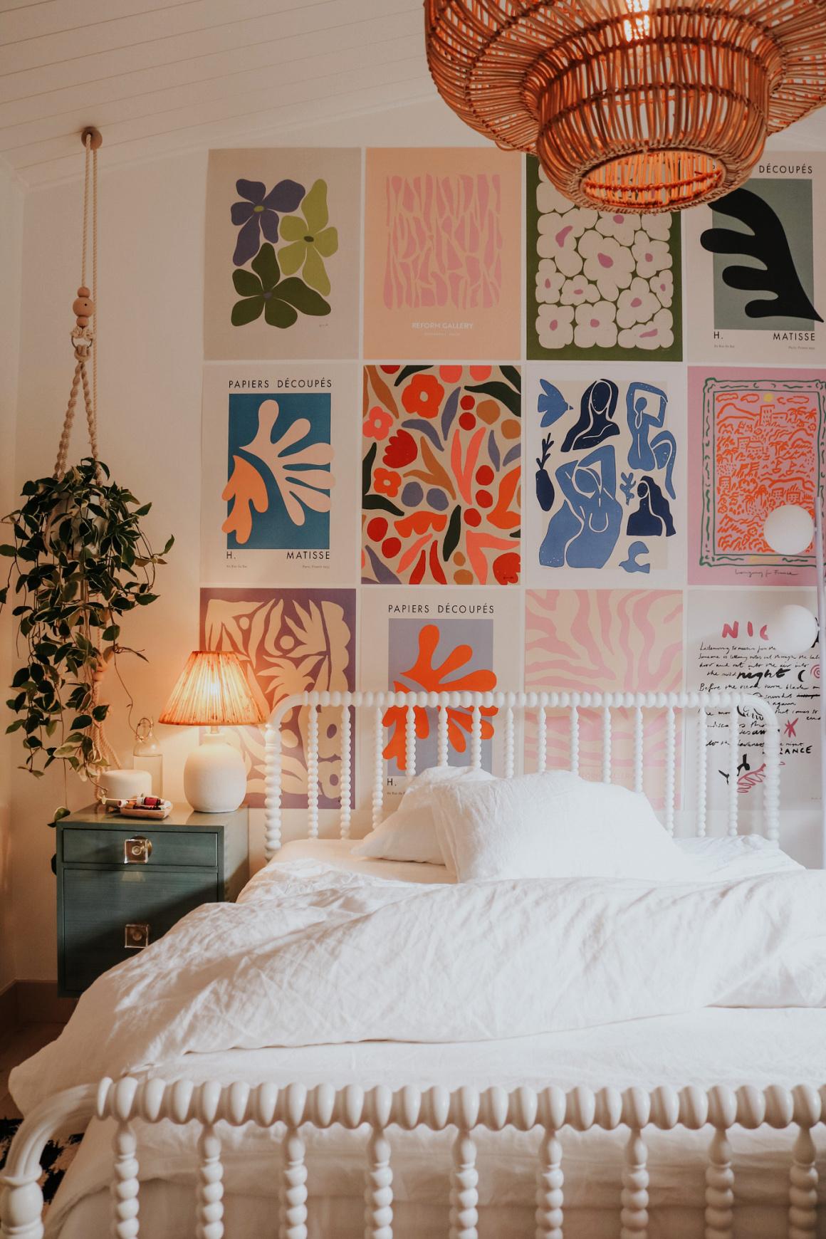 Set ‍up a creative⁤ art corner​ for self-expression in your ​teen girl bedroom