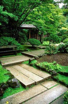 Winding pathways⁢ guide reflection through the beauty of your Zen Garden