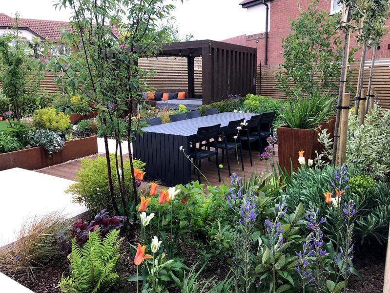 Incorporate lush plants to create ⁢a ‌refreshing garden vibe on your screened porch