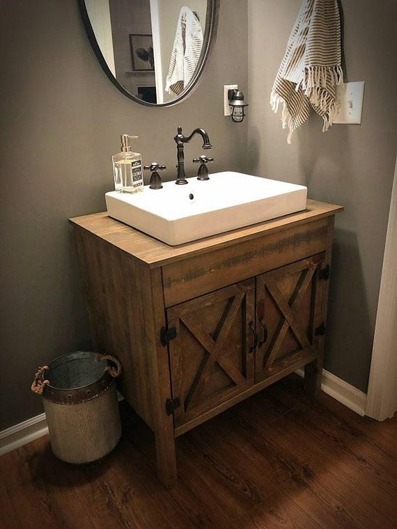 Barn doors create rustic elegance in farmhouse ⁣bathrooms