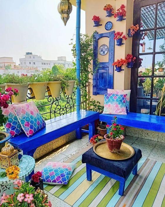 Beachy retreat: Incorporate⁣ pastels and nautical ​decor in⁤ your balcony design