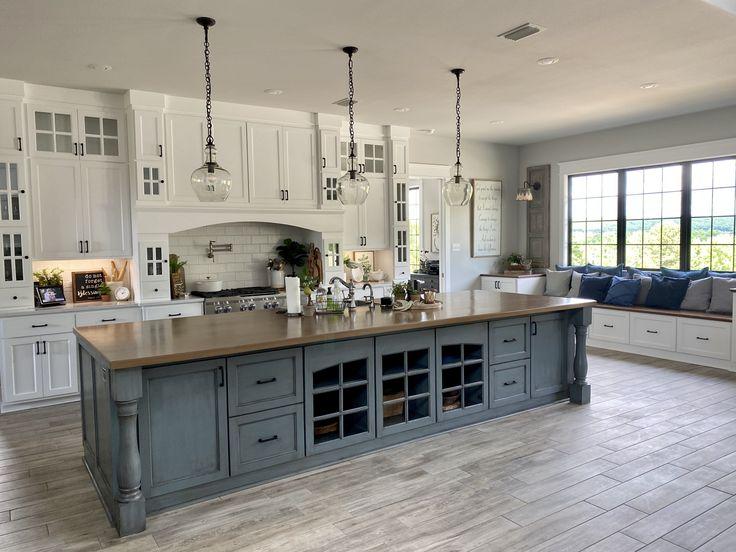 A large island for ample ⁣prep space⁢ and socializing in your farmhouse kitchen