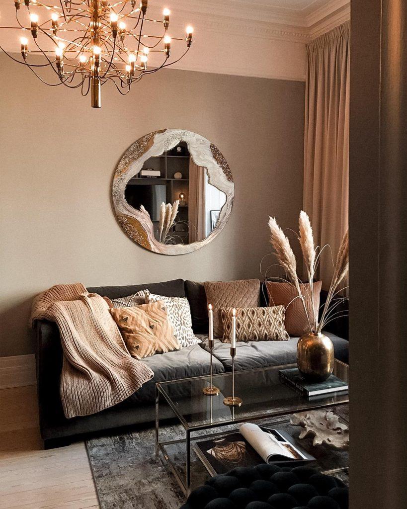 Add mirrors to reflect ‍light ‌and make your eclectic living room feel spacious