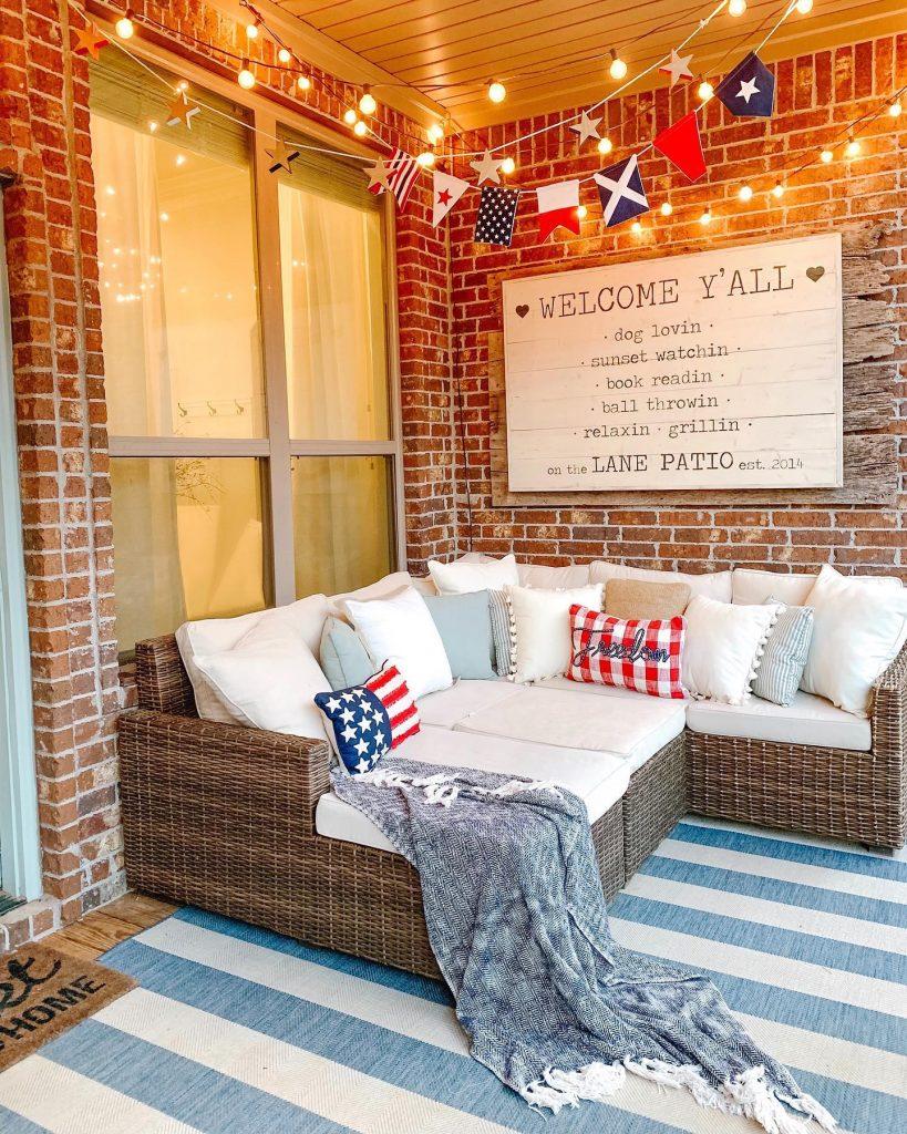 A stylish area rug to⁤ define spaces and⁣ add‍ comfort to your screened porch