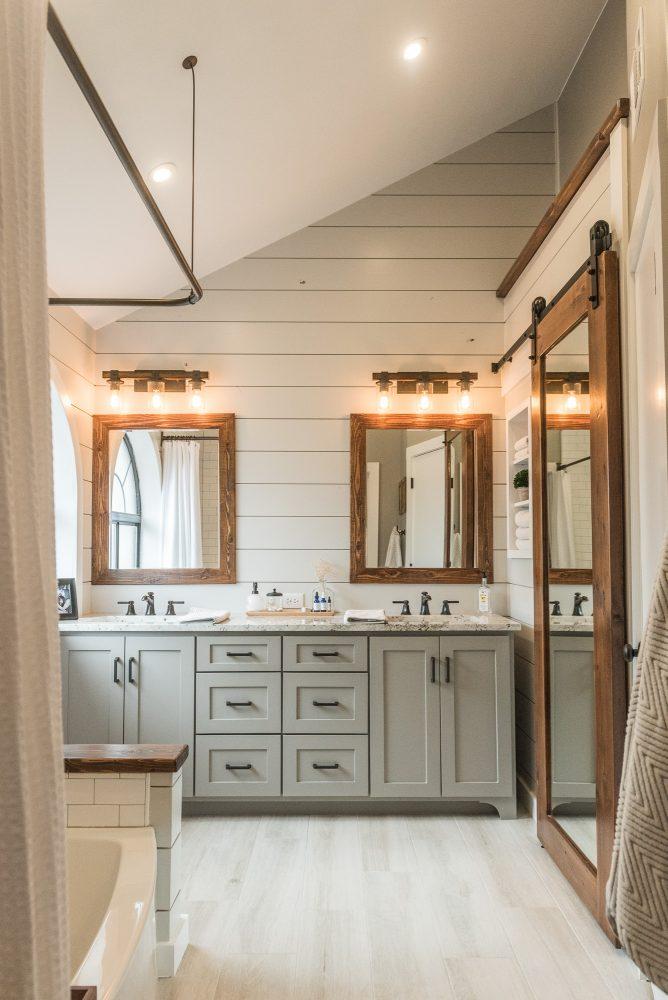 Utilize ⁣wood accents to warm up ⁣modern ​farmhouse bathrooms